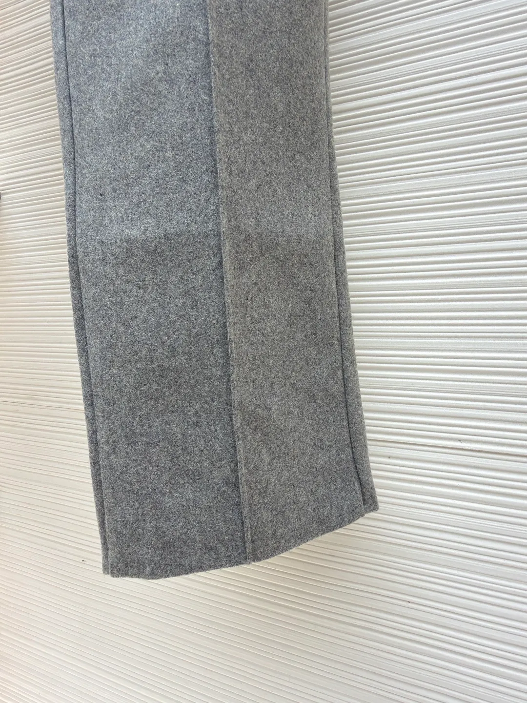LOUISVUITTON iron label wool trousers ●Authentic product: purchased and developed by 10874 ●Item number: 1680852-B15 ●Fabric: wool blend ●Technology: positioning cutting machine ●Version: fitted version ●Weight: about 735 grams ●Size: S-M-L-XL ●Description: Customized 80% wool, 14% spandex, 6% blended sheep wool fabric, full of texture and refined tailoring to reinterpret the dynamic silhouette. The elastic waist upgrades the drape texture, the side pockets are cleverly integrated into the stitching, and the facial pleats are infused with elegance. The left leg is decorated with the brand's metal logo to once again confirm the brand's identity. The overall wiring is straight and delicate, the fabric is comfortable and soft, and the color is consistent without color difference. It can be matched with the same style to create a fashionable look and control various occasions. Customized accessories, complete with three standards, same style for men and women!
